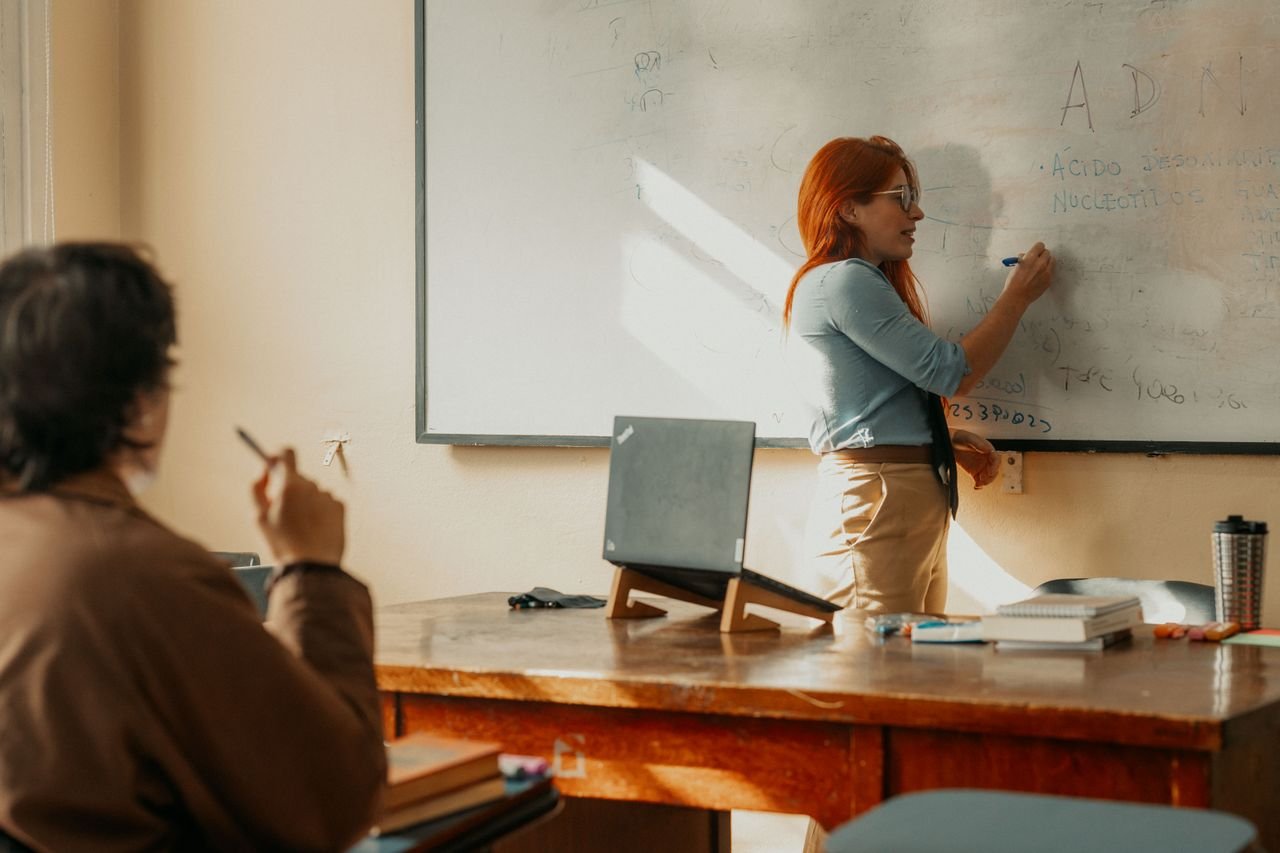 A lecturer explains a concept at a Buenos Aires university in a classroom setting.